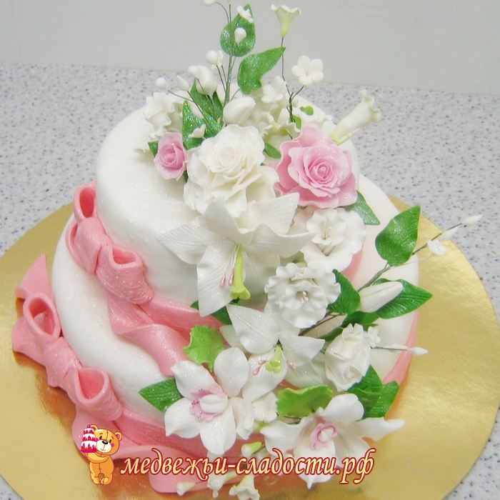 Двухъярусный свадебный торт с букетом